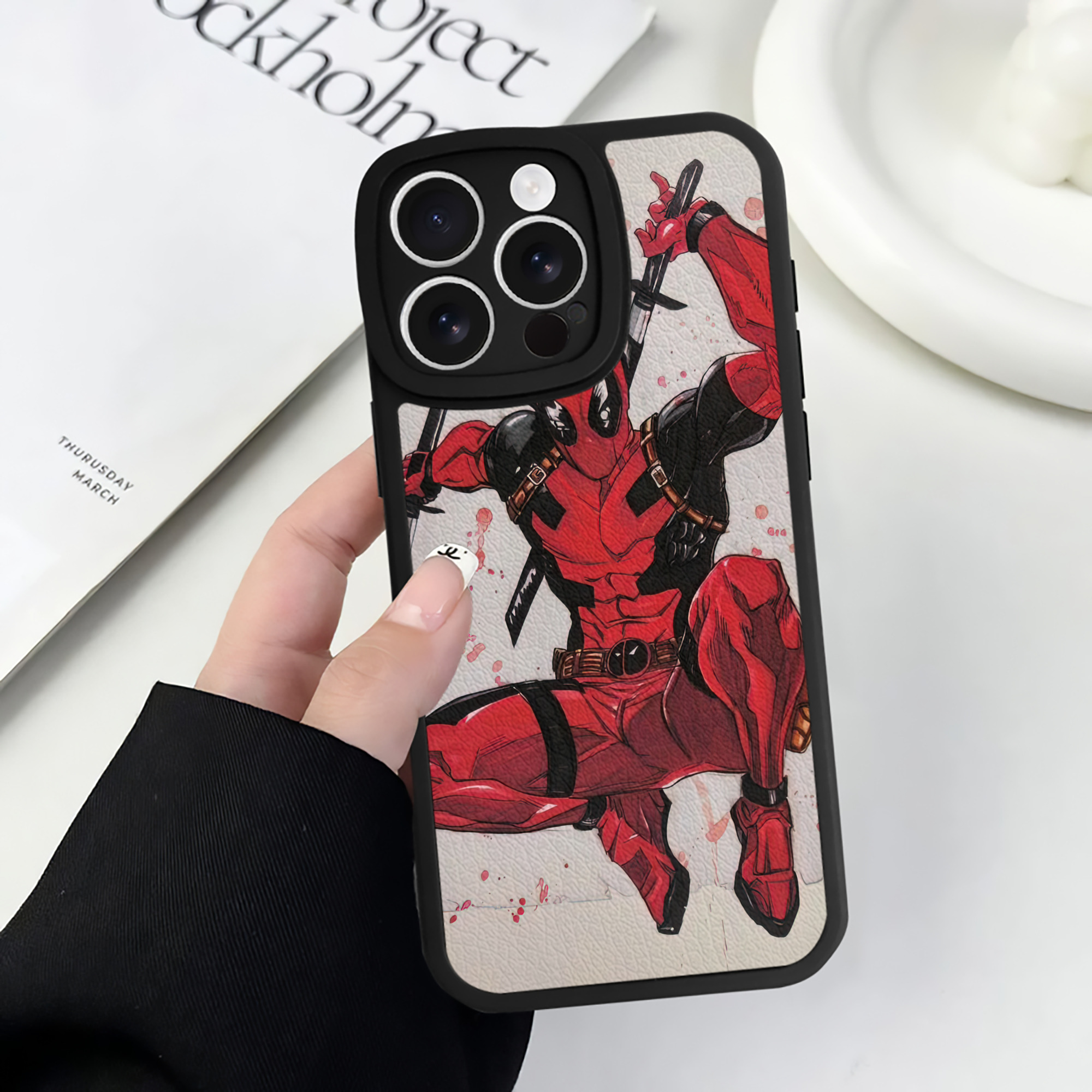 （画像用） Deadpool デッドプール 【iPhone 16シリーズ対応】シリコンスマホケース（レザー調） 材質：シリコン